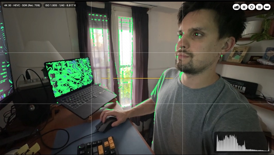 Focus peaking in green and a histogram over the live picture